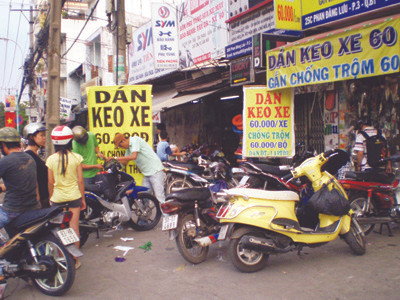 Một điểm dán keo xe trên đường Phan Đăng Lưu (quận Bình Thạnh, TPHCM)