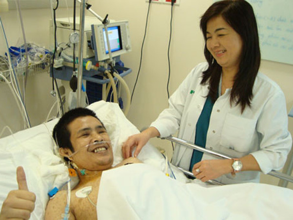 Anh Hải và bác sĩ Mỹ Vân cùng cười rạng ngời hạnh phúc tối 7-1 - Ảnh: L.TH.H.