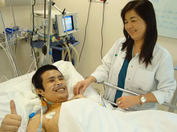 Anh Hải và bác sĩ Mỹ Vân cùng cười rạng ngời hạnh phúc tối 7-1 - Ảnh: L.TH.H.