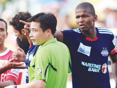 Trọng tài 'cứu V.Hải Phòng' bị dừng làm nhiệm vụ