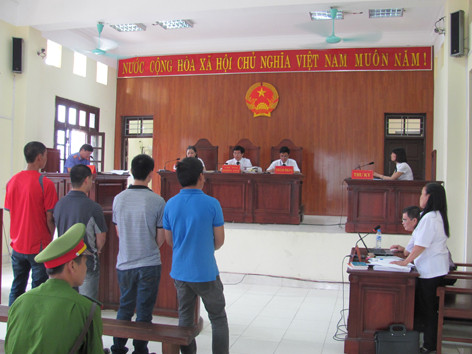 Xử cảnh sát trấn tiền gái mại dâm: Tòa hoãn 3 lần