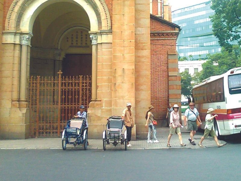 Xích lô "dù" vẫn ngấm ngầm hoạt động ở khu vực Nhà thờ Đức Bà Ảnh: T. N. A