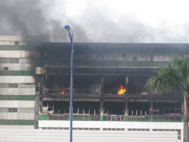 Hàng trăm cảnh sát vật lộn trong biển lửa gần 6 tiếng