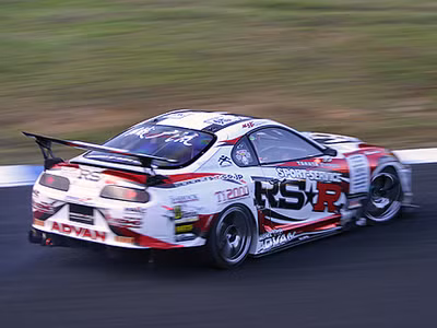 Kiều nữ lộ vòng một khi drift xe