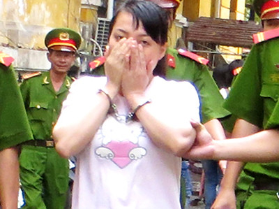 Nữ tiếp viên rạch mặt sếp vì bị lấy tiền bo