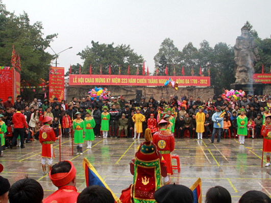 Đội mưa xem cờ người tại lễ hội Gò Đống Đa