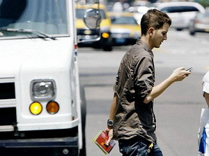 Đi bộ nhắn tin bị phạt gần hai triệu đồng