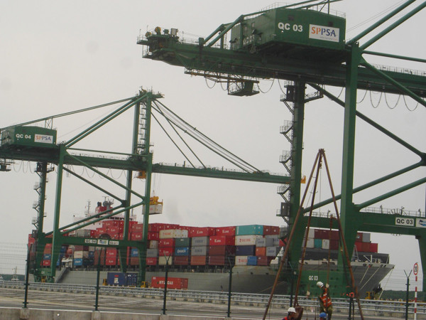 Dự đoán năm 2012, nền kinh tế vẫn còn nhiều khó khăn (trong ảnh: Bóc dỡ hàng hóa lên tàu xuất khẩu của Vinaline)