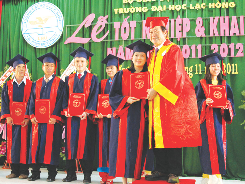 NGƯT-TS Đỗ Hữu Tài, quyền Hiệu trưởng phát bằng tốt nghiệp cho sinh viên ra trường vào tháng 11-2011