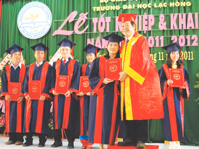 NGƯT-TS Đỗ Hữu Tài, quyền Hiệu trưởng phát bằng tốt nghiệp cho sinh viên ra trường vào tháng 11-2011