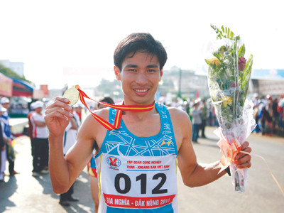 Nguyễn Văn Lai với tấm HCV đầu tiên Ảnh: Hồng Vĩnh