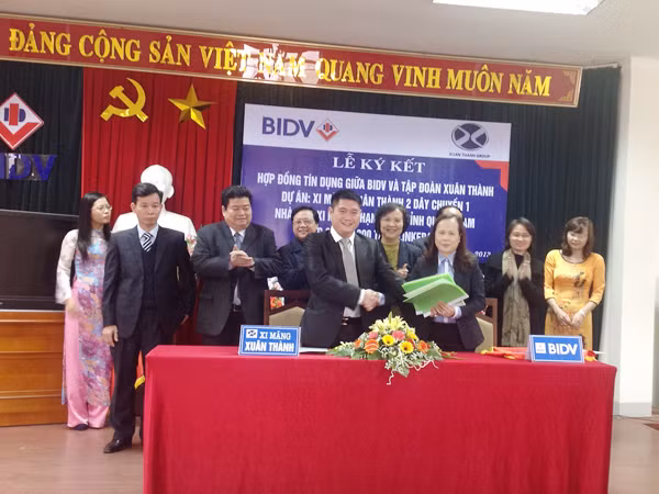 Ông Nguyễn Đức Thuỵ và bà Nguyễn Thị Mai ký kết hợp đồng tín dụng trị giá gần 2.000 tỷ đồng