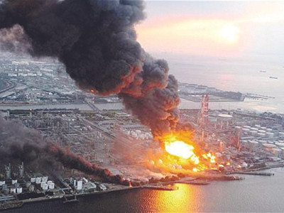 Khói bốc lên nghi ngút từ nhà máy lọc dầu bị cháy sau trận động đất