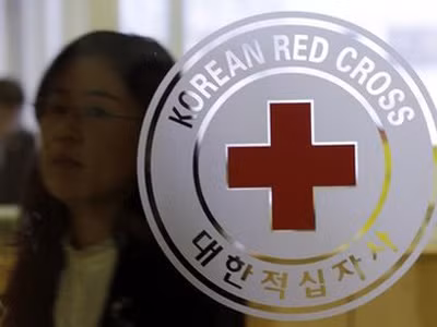Biểu tượng Chữ thập Đỏ Hàn Quốc trước trụ sở chính của Hội này ở Seoul