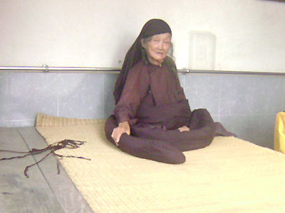 Thực hư lão bà thần tiên 60 năm không gội đầu vẫn thơm