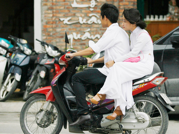 Học sinh vi vu đầu trần sau khai giảng