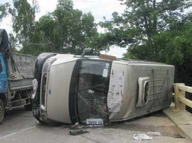 Lật xe khách, 7 người thoát chết