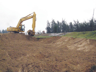 Chân đê chắn sóng ven biển Nghi Xuân đang bị đào bới nham nhở Ảnh: Minh Thùy