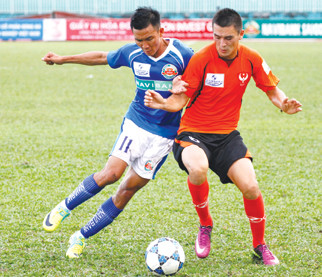 Mới nhất, tuyển thủ Việt Cường được Sài Gòn Xuân Thành “cho phép” ra đi với giá đền bù cao ngất. Nếu ở lại, anh sẽ phải chịu phạt, giảm lương, cắt thưởng.