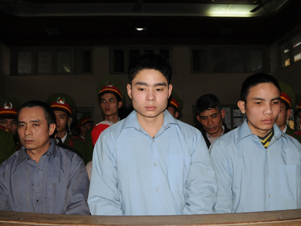 Lê Văn Luyện cùng các bị cáo đứng nghe tuyên án