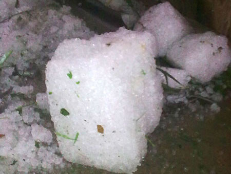 Mưa đá to dị thường lại 'dội bom' Lào Cai