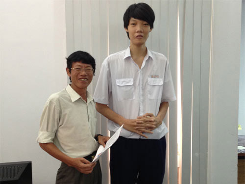 Bất ngờ với thí sinh cao 2.4m