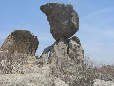 Bí ẩn rặng đá siêu bấp bênh ở Mỹ