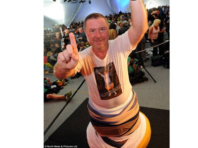 Mặc 302 chiếc quần lót cùng một lúc