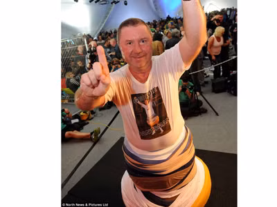 Mặc 302 chiếc quần lót cùng một lúc