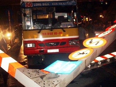 Xe buýt 'đại náo' cầu vượt