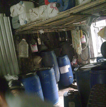 Để tăng thêm độ trong, rượu dân gian có thể được pha chế thêm phân đạm urê hoặc thuốc trừ sâu nên khi uống xong, nhiều người có thể bị tử vong do ngộ độc rượu.