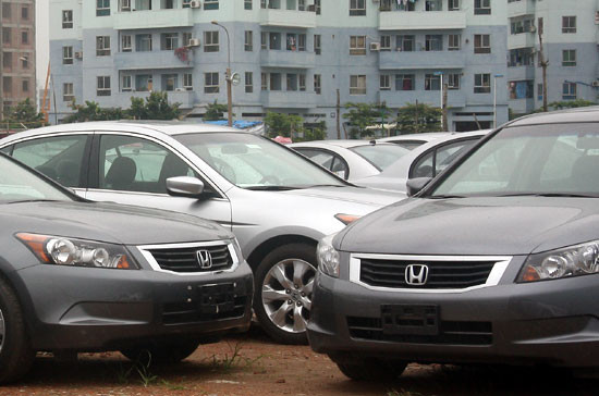 Khép cửa xe nhập: 'Chúng tôi hết đường làm ăn'