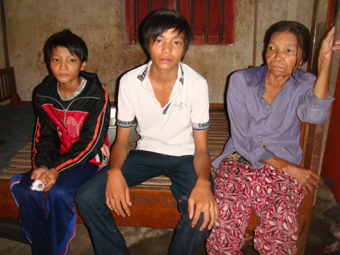 Bố mất, mẹ tâm thần, con cất giấy nhập học vào tủ