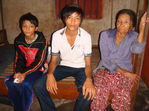 Bố mất, mẹ tâm thần, con cất giấy nhập học vào tủ