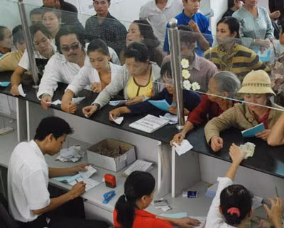 Nộp viện phí. Ảnh: Internet