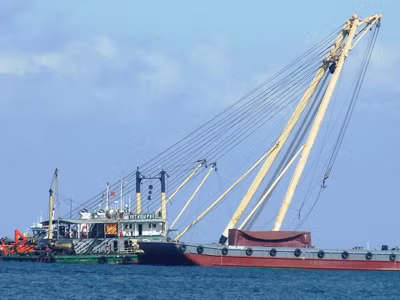 Bắt đầu trục vớt tàu chở 66 container ôtô