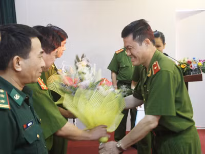 trao thưởng cho các đơn vị tham gia phán án