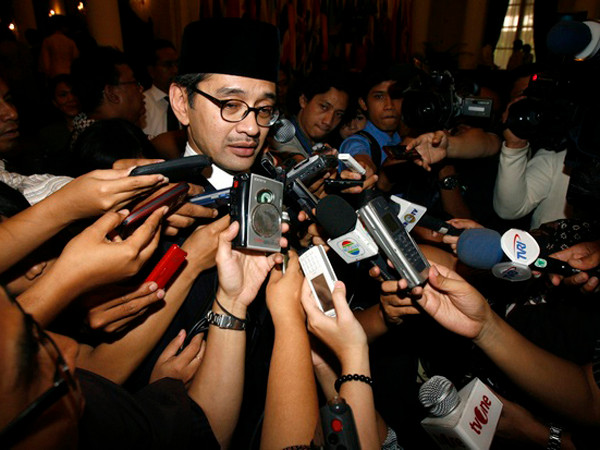 Ngoại trưởng Indonesia Natalegawa giữa vòng vây các nhà báo Ảnh: Từ Internet