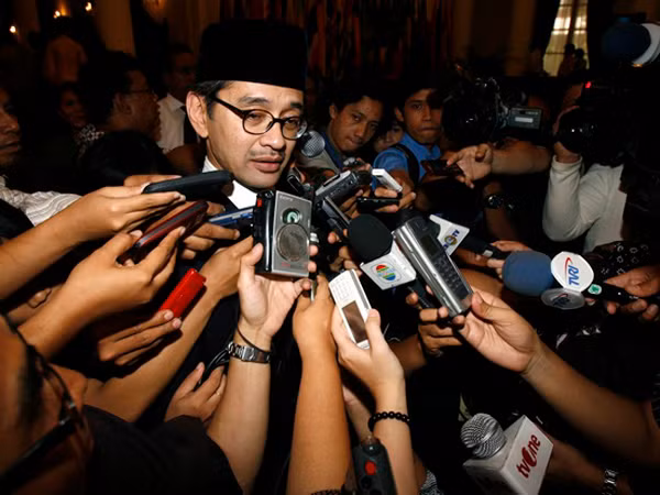 Ngoại trưởng Indonesia Natalegawa giữa vòng vây các nhà báo Ảnh: Từ Internet