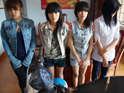 ‘Áo dài’ hỗn chiến náo loạn vùng quê