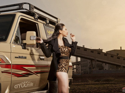 Cô nàng da báo quyến rũ bên xế hộp