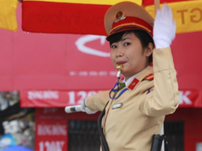 Mở lớp dạy CSGT...cười và xin lỗi dân