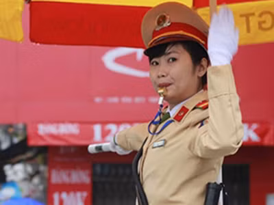 Mở lớp dạy CSGT...cười và xin lỗi dân