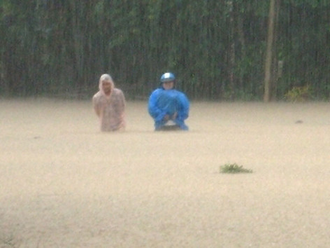 Quyên góp giúp đỡ đồng bào miền Trung