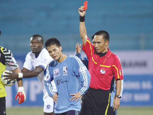 Trọng tài Bùi Quang Thông là một trong những trọng tài bị phản ứng mạnh mẽ ở lượt trận thứ ba Super League Ảnh: VSI
