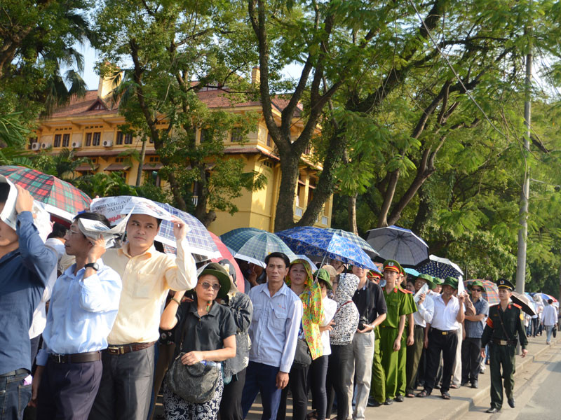 Và dòng người vẫn vào viếng vị tướng huyền thoại