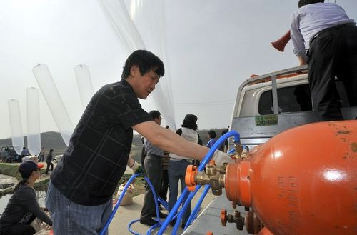 Bơm bóng bay chuẩn bị rải truyền đơn