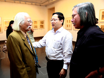 Họa sĩ Tôn Đức Lượng(trái) và TBT báo Tiền Phong Lê Xuân Sơn, nhà báo Xuân Ba trong ngày khai mạc triển lãm Ký họa lịch sử của ông Ảnh: Hồng Vĩnh