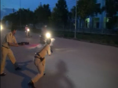 Xem CSGT tung 'độc chiêu' trị quái xế