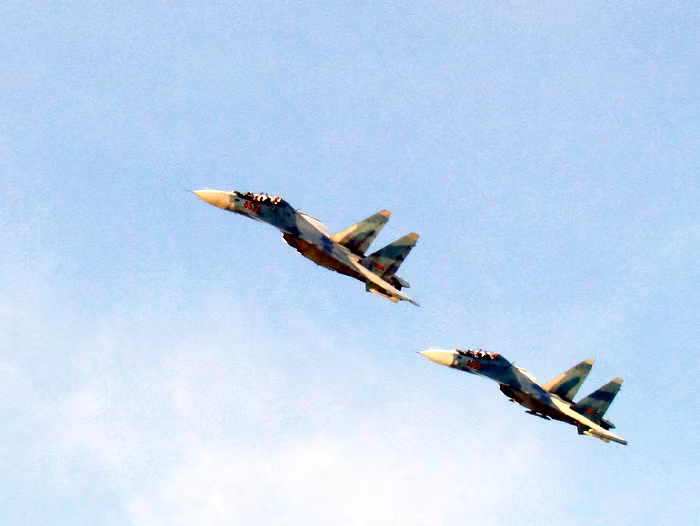 Tiêm kích SU-30 tuần tra tại Trường Sa